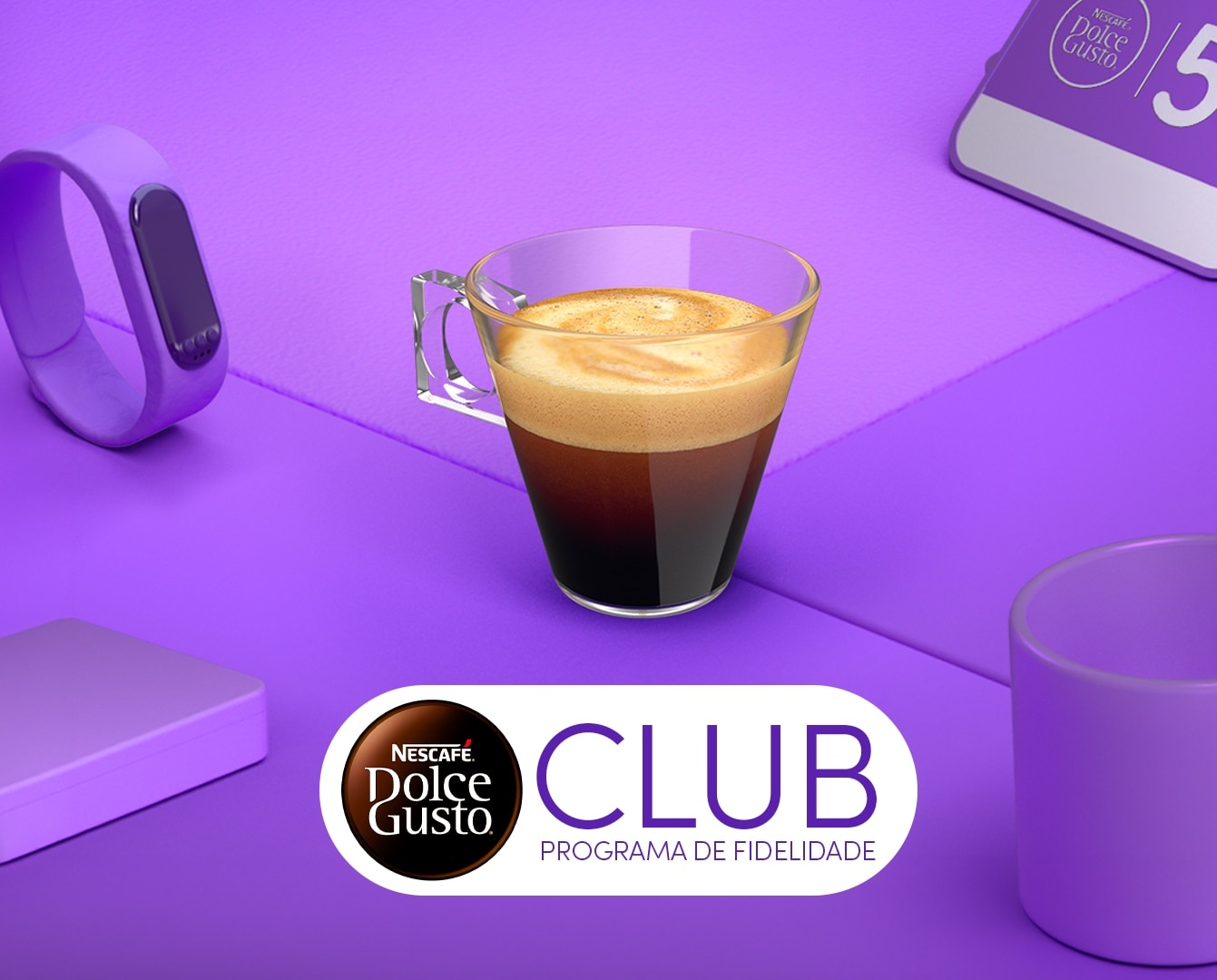 Copo de espresso em um fundo roxo com o logo de Club
