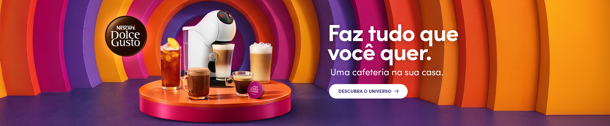 Descubra Nescafé Dolce Gusto e tenha uma cafeteria na sua casa! Banner da Nescafé Dolce Gusto com cafeteira de cápsulas branca, cápsula e diferentes bebidas quentes e geladas. Texto: “Faz tudo que você quer. Uma cafeteria na sua casa.