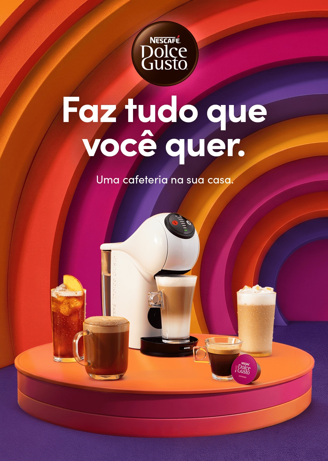 Descubra Nescafé Dolce Gusto e tenha uma cafeteria na sua casa! Banner da Nescafé Dolce Gusto com cafeteira de cápsulas branca, cápsula e diferentes bebidas quentes e geladas. Texto: “Faz tudo que você quer. Uma cafeteria na sua casa.