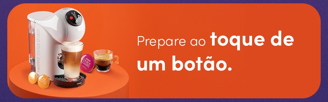 Conheça a cafeteira Nescafé Dolce Gusto e prepare bebidas ao toque de um botão. Banner da Nescafé Dolce Gusto com cafeteira de cápsulas branca, uma bebida em copo alto, um café espresso e cápsulas. Texto: “Prepare ao toque de um botão