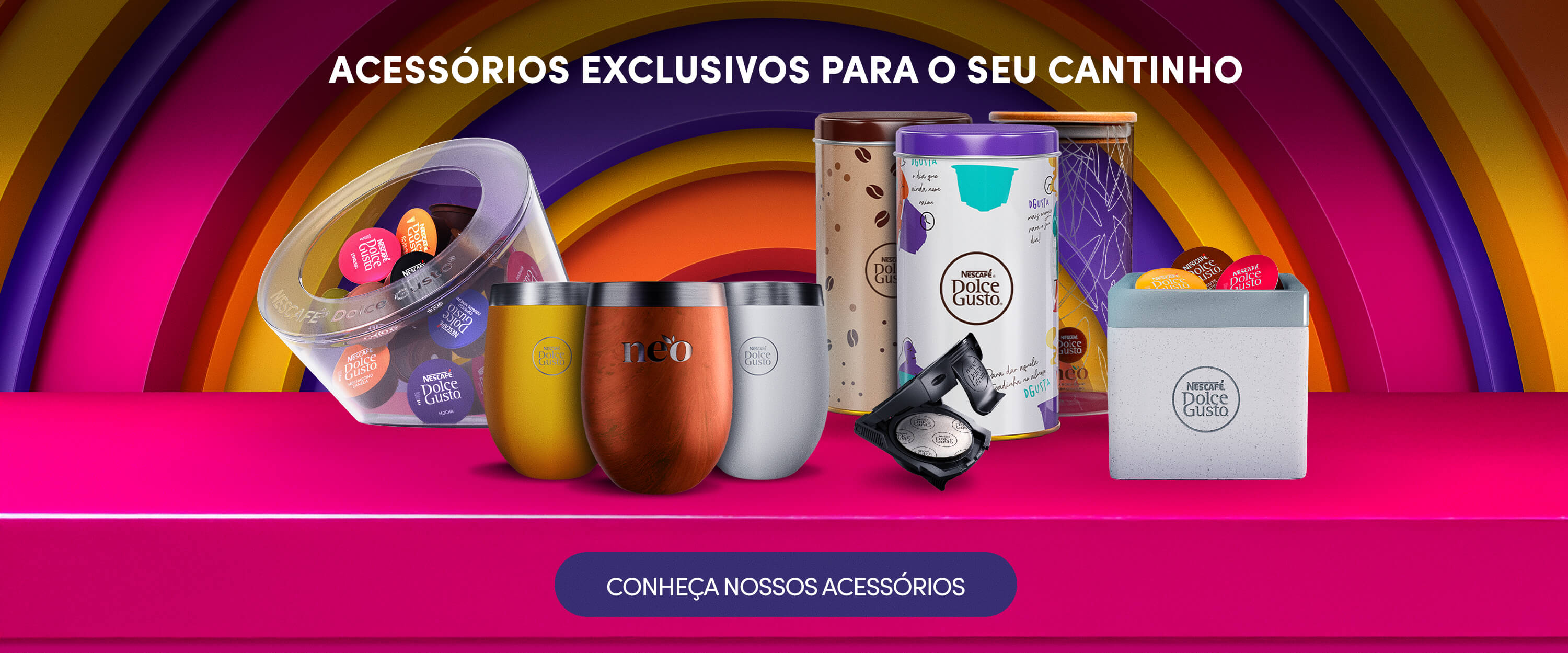 Banner da cole&ccedil;&atilde;o de acess&oacute;rios Nescaf&eacute; Dolce Gusto com porta c&aacute;psulas, copos t&eacute;rmicos, recipientes organizadores e itens para armazenamento de c&aacute;psulas de caf&eacute;. Produtos desenvolvidos para organizar, servir e aprimorar a experi&ecirc;ncia com caf&eacute;s e bebidas D