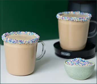 Bebidas Starbucks&reg; preparadas em x&iacute;caras sobre uma mesa.