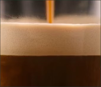 Caf&eacute; Starbucks&reg; sendo preparado e servido em uma x&iacute;cara.
