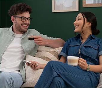 Duas pessoas apreciando caf&eacute; Starbucks&reg; em casa.